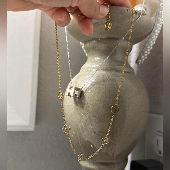 Louis Vuitton Flower Necklace - Gold - Picture 1 of 4